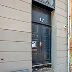 Sanders Penny - Lovely Two-Bedroom Apartment In The Middle Of Action